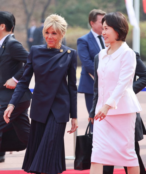 Бріжит Макрон у Сеулі - красивий образ першої леді Франції