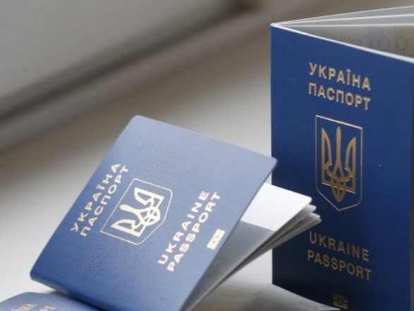 В Украине будут менять бумажные паспорта на пластиковые: что нужно знать об этом - фото №1