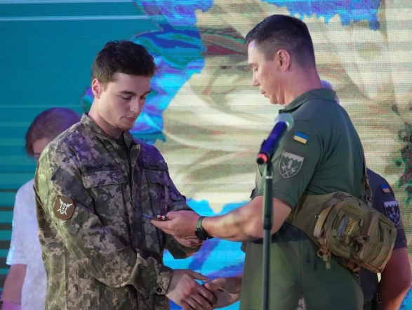 Звезда клипов Лободы Назар Грабар получил почетную награду за службу в ВСУ - фото №1