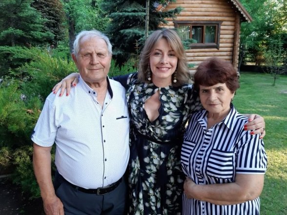 Ведуча Кравець з Кварталу 95 разом із батьками