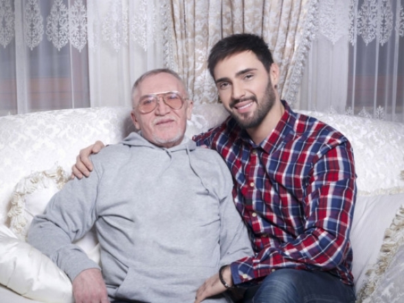 Виталий Козловский устроил личную жизнь своему 73-летнему отцу - фото №1