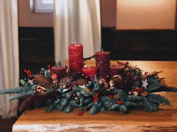Настольная праздничная композиция из хвойных веток и свечей