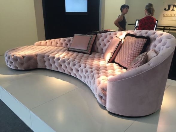 Пастельно-розовый диван, фото