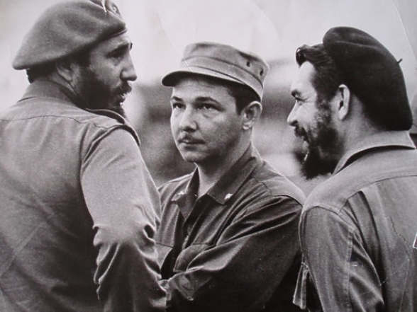Лидер Кубы Рауль Кастро ушел в отставку - фото №3
