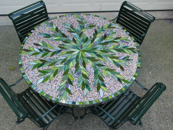 Стол в листьях из мозаики, фото