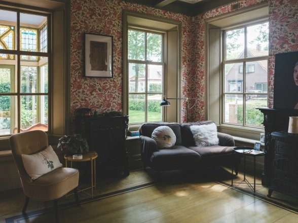 Шпалери з квітковим принтом