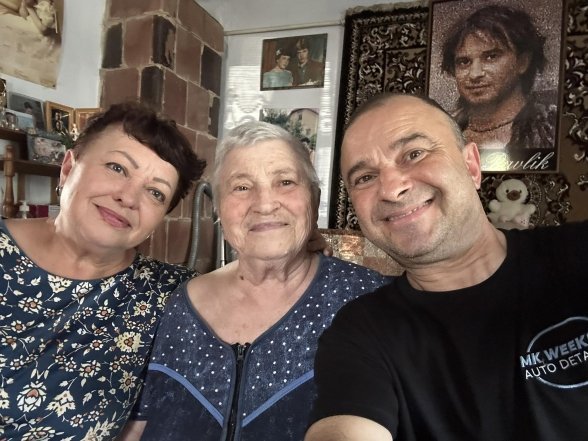 Віктор Павлік показав найрідніших жінок - як виглядають мама та сестра музиканта