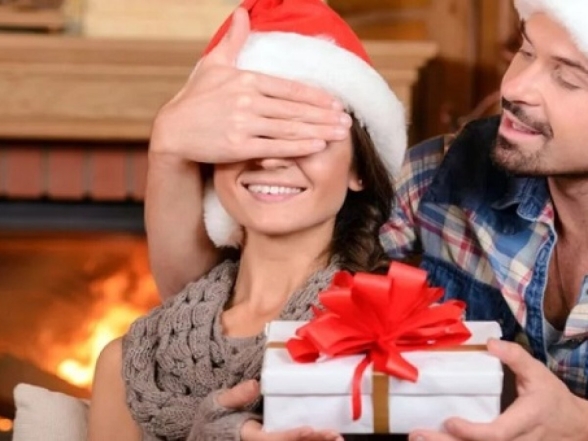 Чем порадовать жену на Новый год: лучшие подарки под елку - фото №1