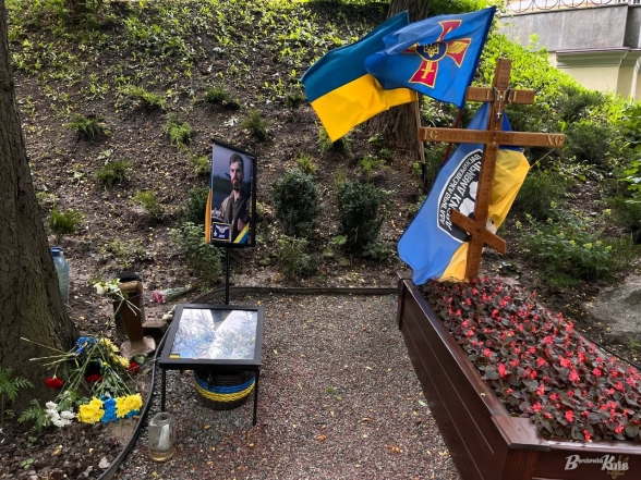 Вандали влаштували погром на могилах українських воїнів Да Вінчі, Джуса та Павла Петриченка - фото