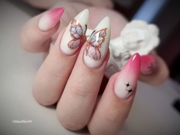 Ногти с розовым цветом и бабочками, фото