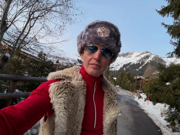 Джеймс Блант у шапці-вушанці зараз, фото