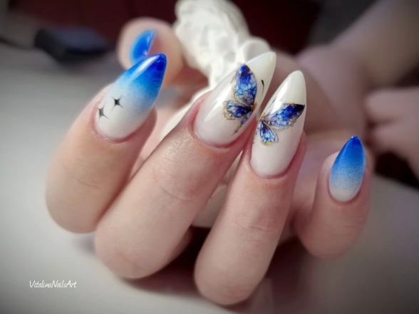 Ногти с синим цветом и бабочками, фото