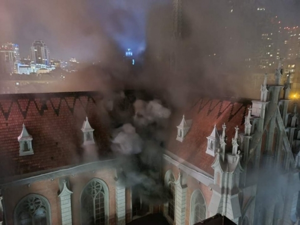 В Киеве горел Костел Святого Николая: подробности - фото №2