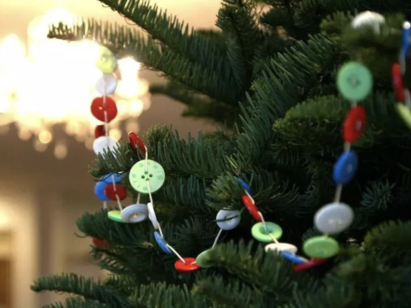 Никаких пластмассовых шаров и гирлянд из бисера: какими игрушками нельзя украшать елку на Новый год 2024 - фото №5