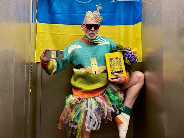 Оригинально поддерживает Украину уже год: известный немецкий стилист приехал в Киев (ФОТО) - фото №6