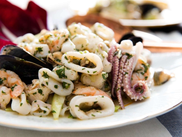 Какой салат приготовить с морепродуктами