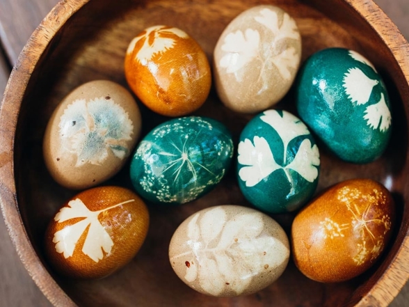 Яйца с отпечатками листочков
