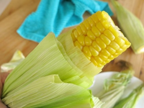 очистить кукурузу от шелухи в микроволновке