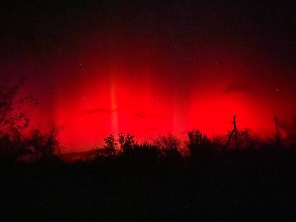 "Кровавое" северное сияние, которое накрыло Украину на выходных, связано с мощной магнитной бурей: что известно (ФОТО) - фото №1