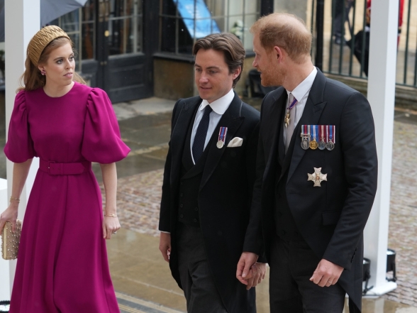 В розовом платье с эффектными рукавами: принцесса Беатрис удивила ярким образом на коронации Чарльза III (ФОТО) - фото №2
