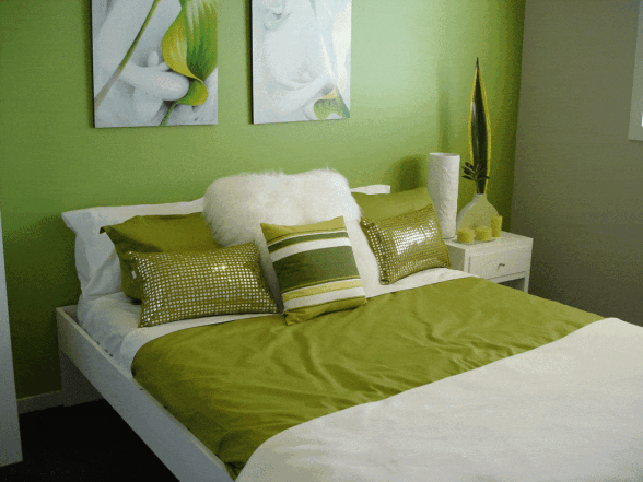 Нежная и комфортная: как может выглядеть модная спальня 2023 года в теплых тонах (ФОТО) - фото №7