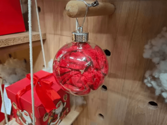 Як креативно запакувати подарунок на Новий рік 2026 — ідея з ялинковою кулею