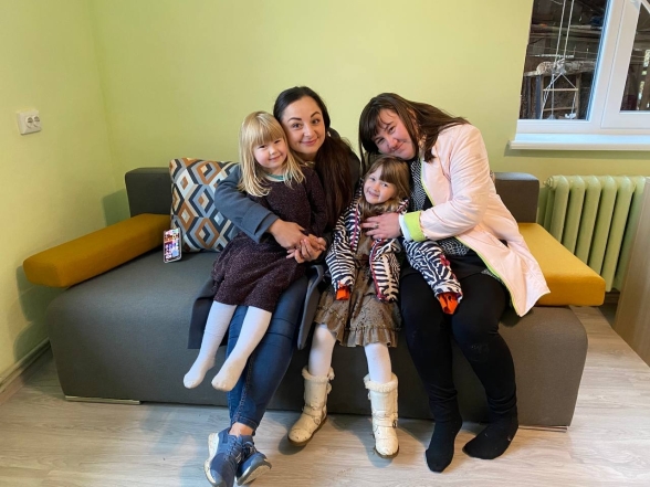 Победительницы "Танцев со звездами" Санта Димопулос и Юлия Санина помогли 6-летней девочке исполнить мечту про теплый дом - фото №2