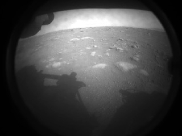 Космический робот NASA успешно приземлился на Марс: первые фото - фото №1