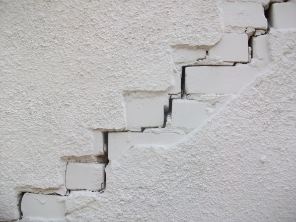 Как заработать трещины в стене, чтобы в дом не проникал холод - фото №1