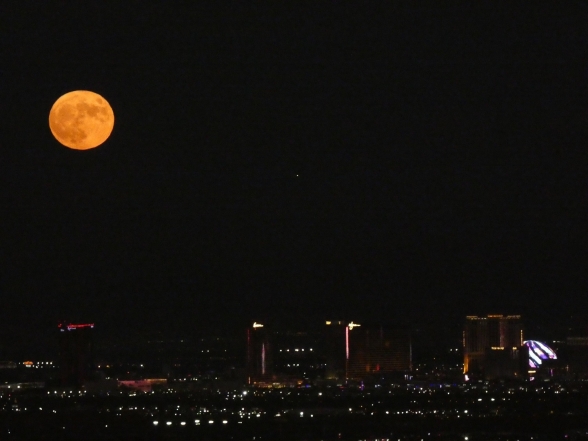 Невероятную Голубую Луну видели этой ночью в разных уголках Земли: зрелище действительно поразительное! (ФОТО) - фото №4