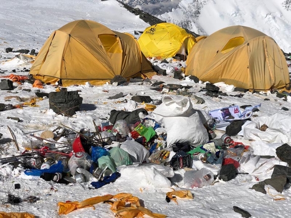 Здесь были настоящие свиньи: горы грязи на Эвересте просто поражают. Их оставили туристы (ФОТО) - фото №1