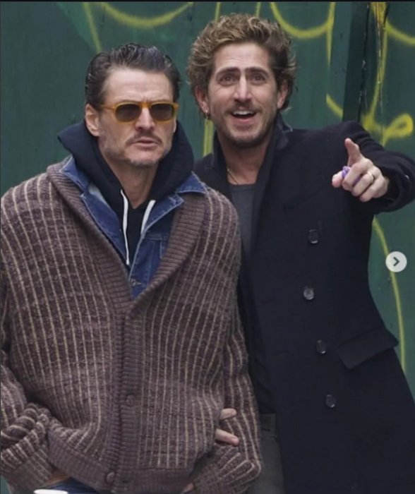 Педро Паскаль після чуток про роман з Еністон з’явився з іншим чоловіком