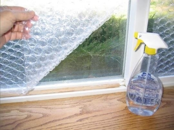 Утепляем окна в доме за сущие копейки: хитрый трюк, который сэкономит деньги и сохранит тепло - фото №2
