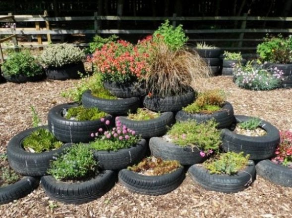 Как сделать клумбу из старых покрышек на маленьком участке