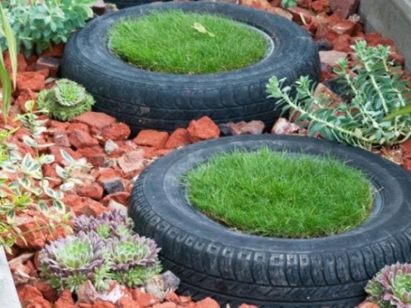 Как сделать клумбу из старых покрышек на маленьком участке