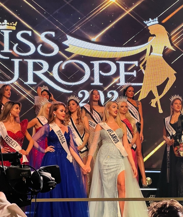 Россиянка и белоруска держатся за руки на конкурсе красоты Мисс Европа 2024, фото