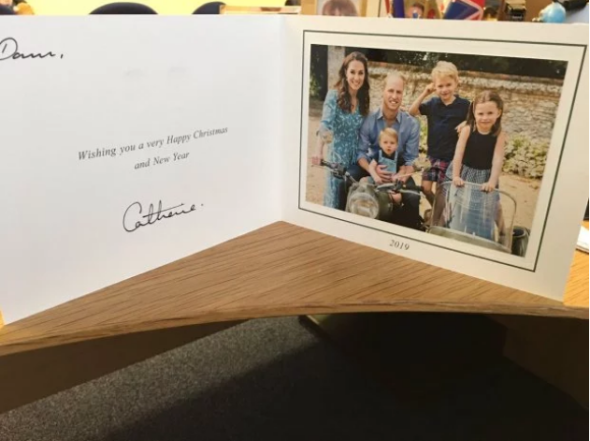 Внезапно: в Сеть попала рождественская открытка принца Уильяма и Кейт Миддлтон (ФОТО) - фото №2