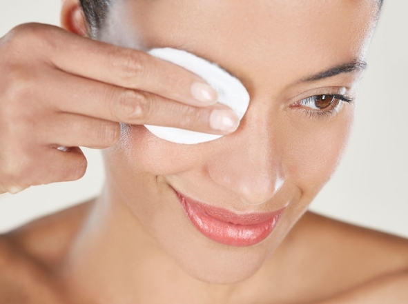 Как и чем смывать? 6 лучших средств для снятия макияжа с глаз - фото №1