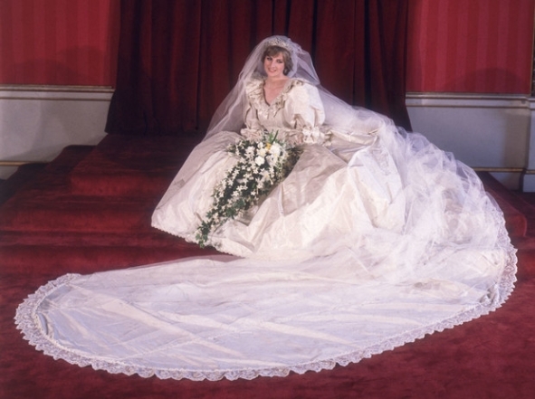 600 часов работы и 100 метров кружева. Как шили свадебное платье принцессы Дианы для 4 сезона сериала "Корона" - фото №1