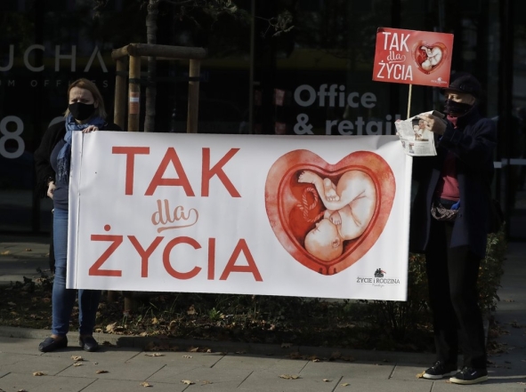 В Польше запретили делать аборты из-за неизлечимой болезни плода - фото №1
