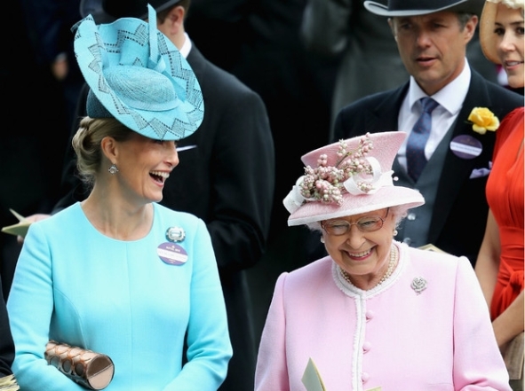 Стало известно, как королева Елизавета II планирует провести Рождество 2020 - фото №3