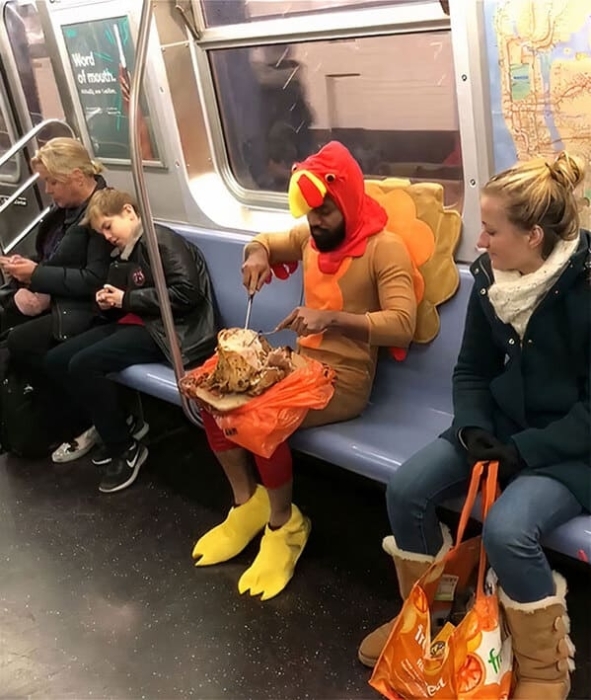 Людина в костюмі курки в метро