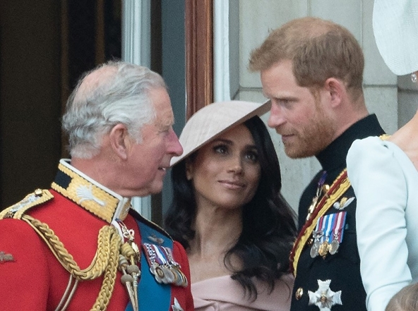Елизавета II хочет лишить принца Гарри и Меган Маркл королевских титулов из-за специфики их публичного обращения - фото №1