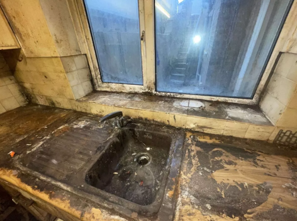 Очень-очень грязный дом: фотографии комнат, где не убирали 20 лет (ФОТО) - фото №1
