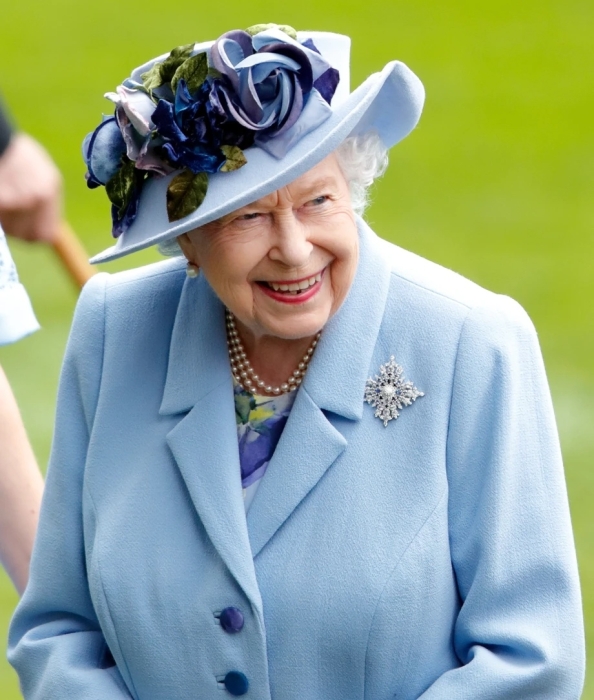 Знаковые шляпки королевы Елизаветы - фото №12