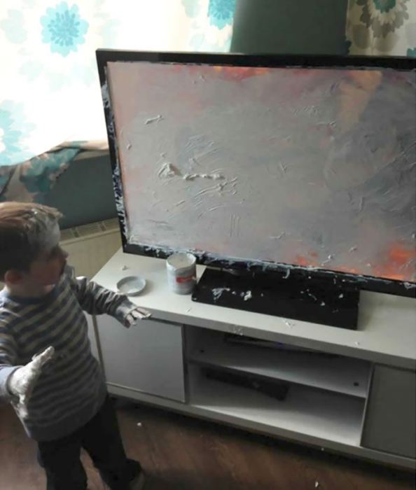 Ребенок изрисовал телевизор