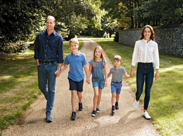 Семейная идиллия - принц Уильям и Кейт Миддлтон представили рождественскую открытку (ФОТО) - фото №1