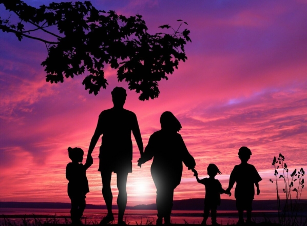 На фото семья с детьми на прогулке