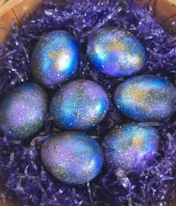 Пасхальные яйца в фиолетовых и голубых оттенках с блестками, фото