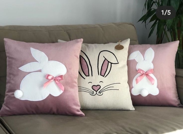 Рожеві та білі подушки з кроликами, фото